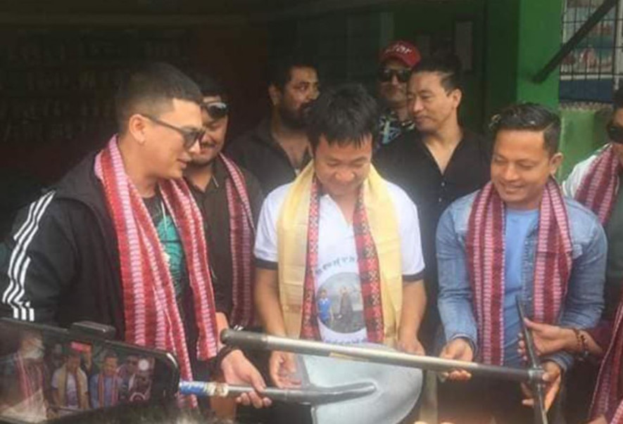 हर्क साम्पाङलाई पल शाहको गैंती-बेल्चा कोसेली